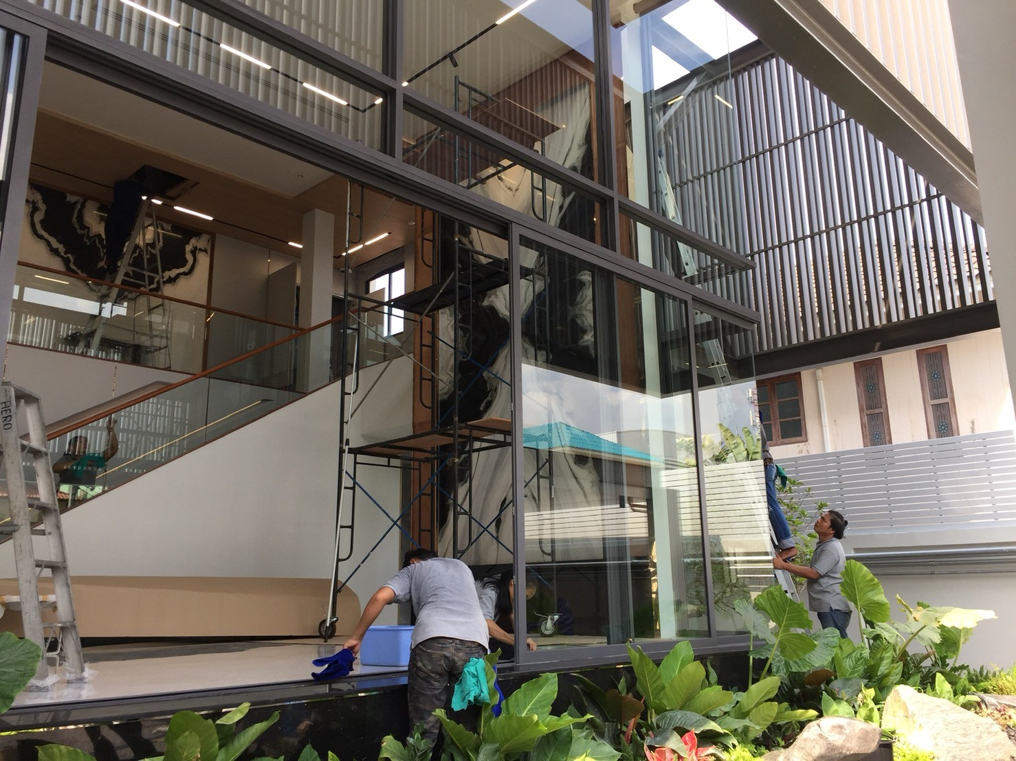 บิ๊กคลีนนิ่งบ้านใหญ่ เช็ดกระจก2