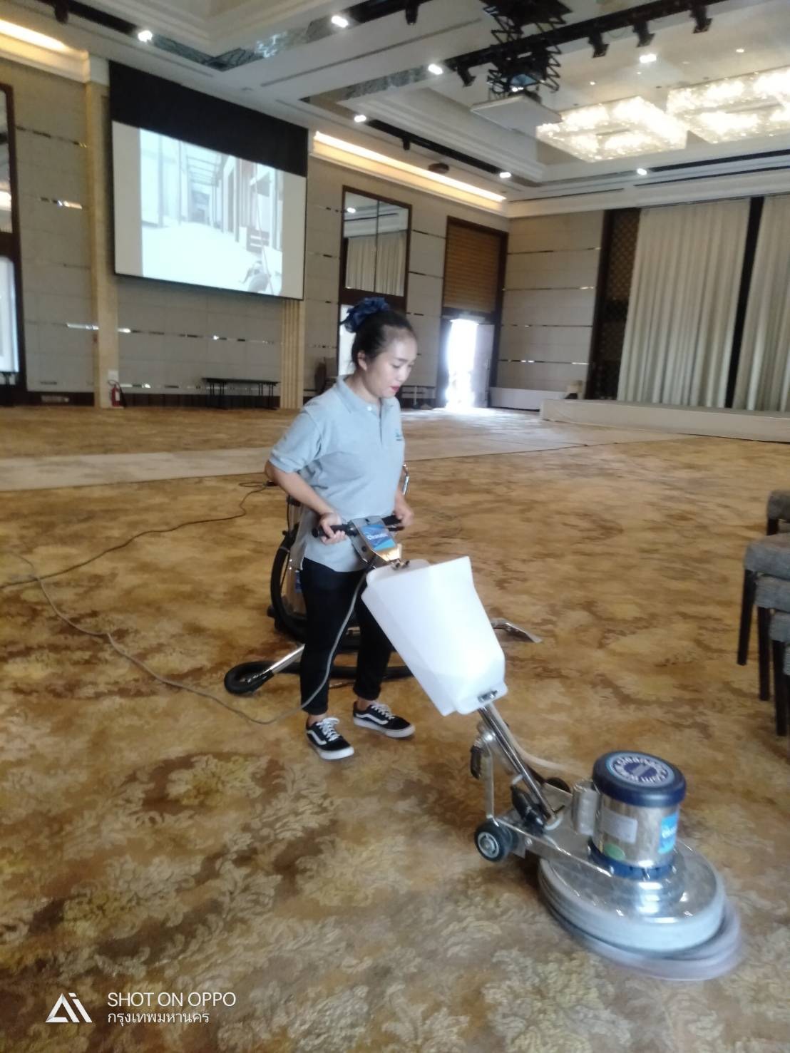 ทำความสะอาดพรมพื้นที่ขนาดใหญ่