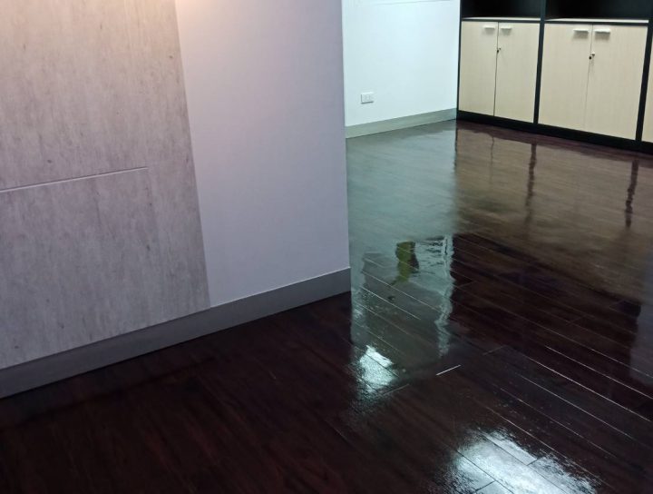 ลงแว็กซ์พื้น