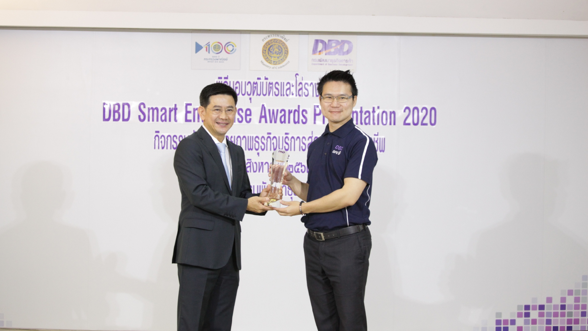 ดีคลีนรับรางวัล big cleaning น่าเชื่อถือ sme award big cleaning