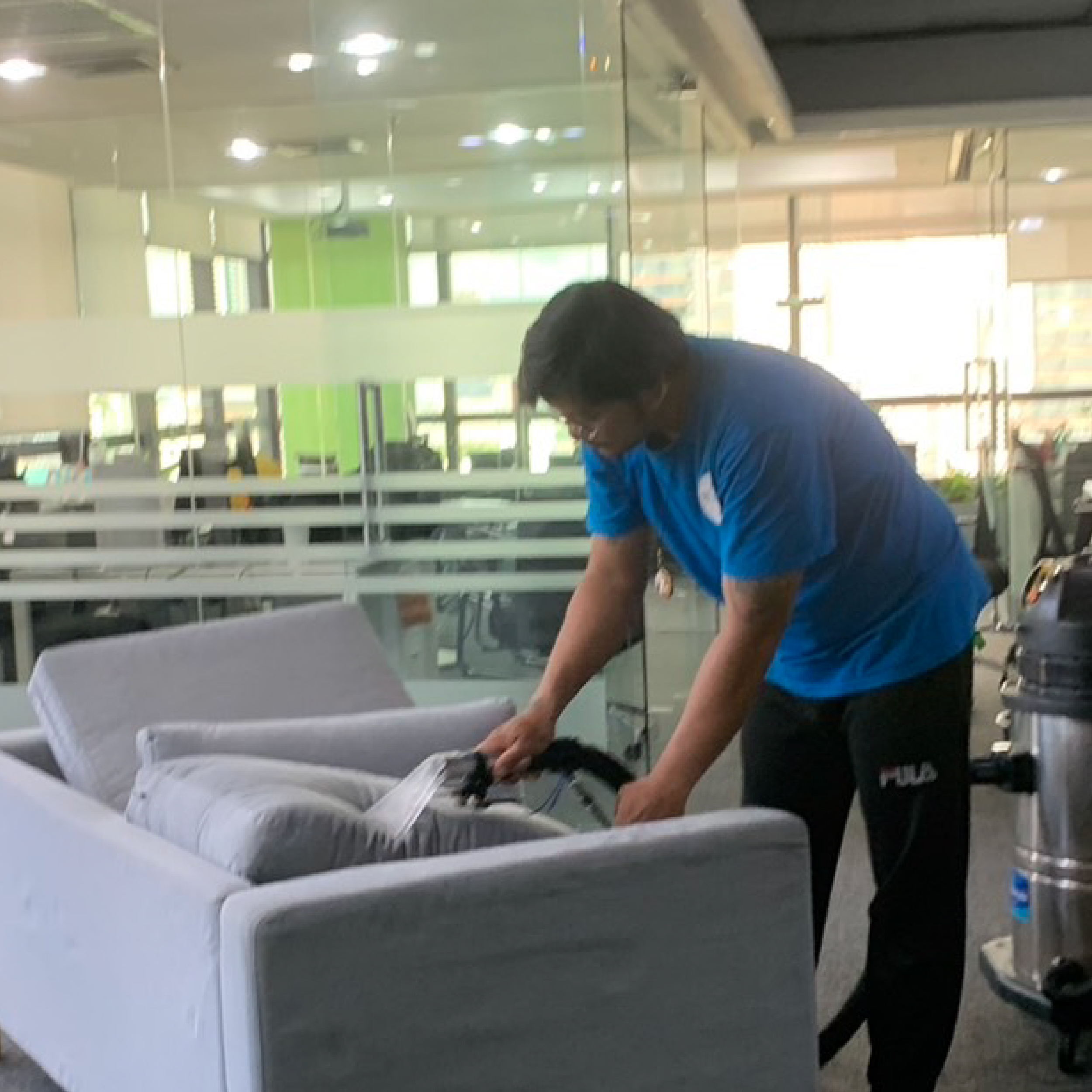 บริการซักโซฟา ทำความสะอาดโซฟา กำจัดไรฝุ่นโซฟา รูป 17