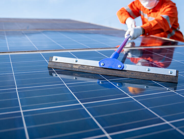 ทำความรู้จัก บริการโรยตัวเช็ดกระจกตึกสูงกับการทำความสะอาดระบบโซลาร์เซลล์