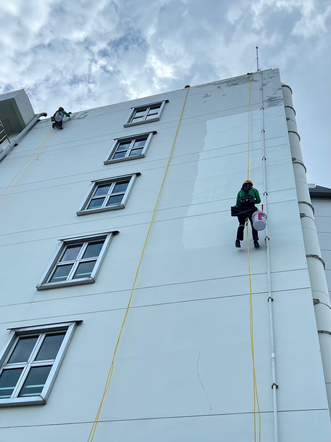 งานทาสีกันสนิมโครงสร้างเหล็กและโลหะโดยทีมงานมืออาชีพ