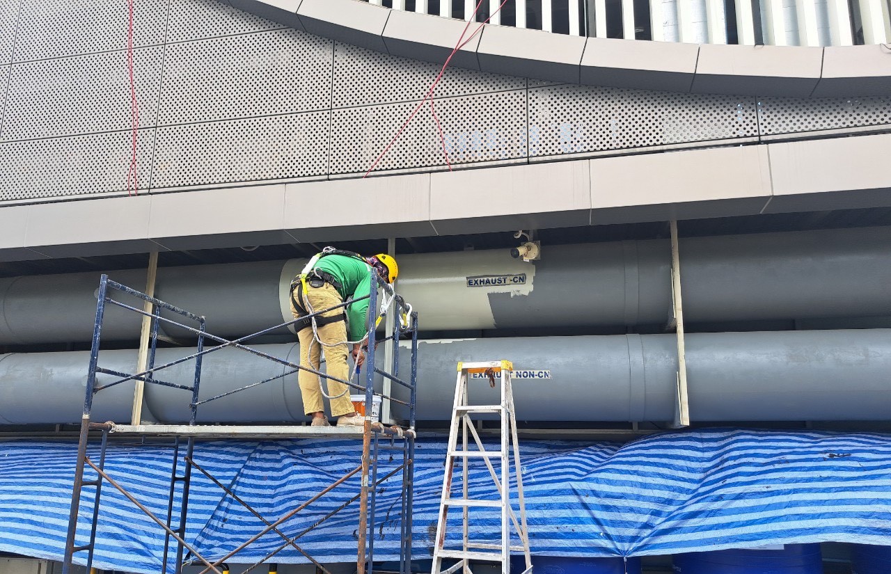 งานเตรียมพื้นผิวและลอกสีเดิมก่อนปรับปรุงอาคาร