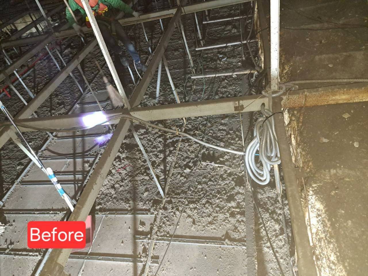 ทีมงาน dKLEAN ทำความสะอาดเหนือฝ้าด้วยอุปกรณ์ดูดฝุ่นประสิทธิภาพสูง