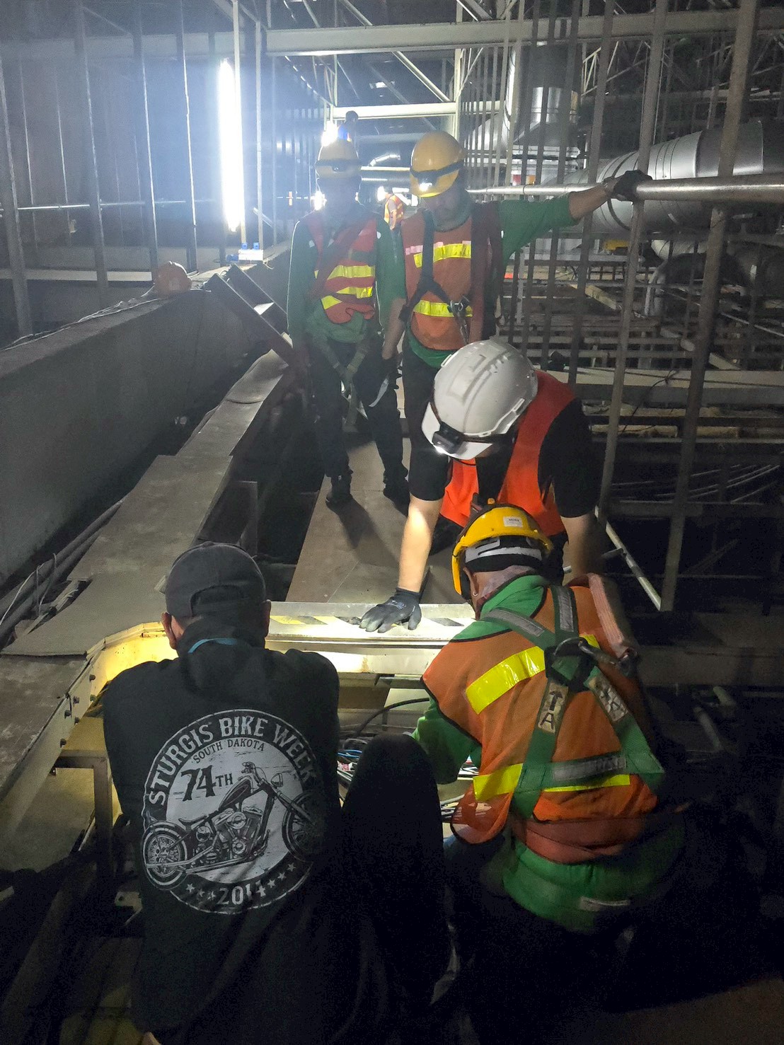 ทีมงาน dKLEAN ดำเนินงานรื้อถอนระบบเดิมภายในอาคารอย่างปลอดภัย